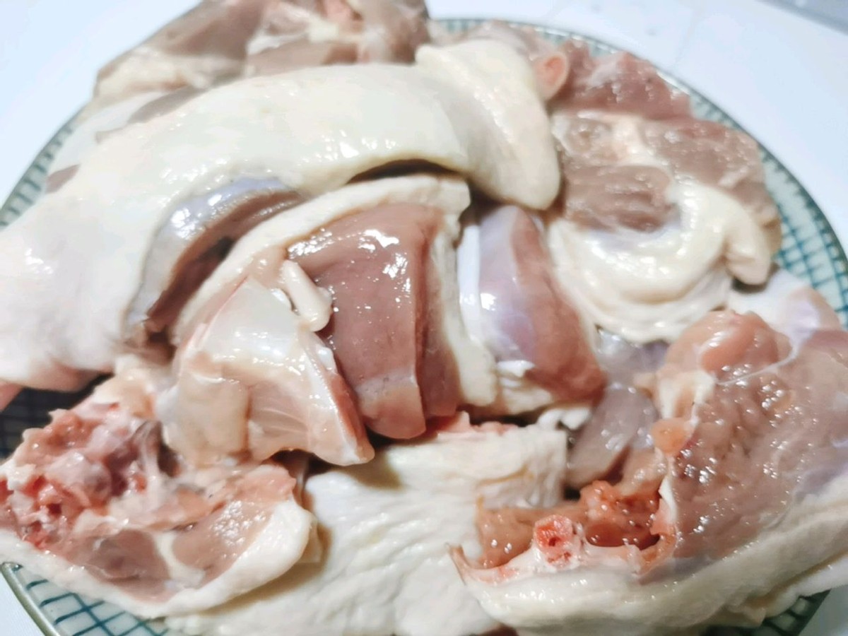 老姜和鸭肉一起炖煮，营养滋补，鲜美入味，好吃到舔手指