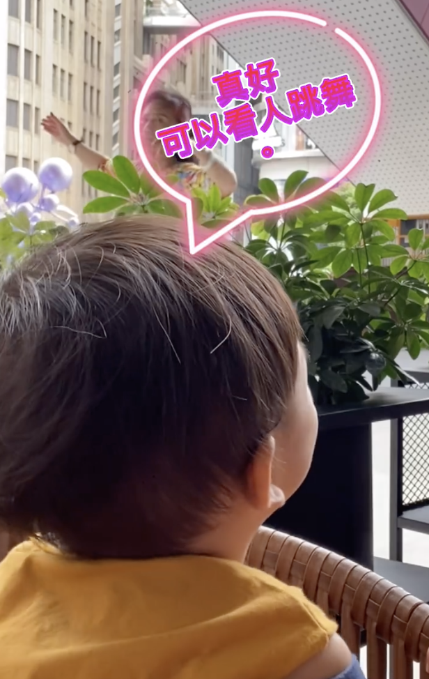 蔡少芬闢謠治病後心情好，騎單車攜子溜達過六一，魚蛋練功萌態足