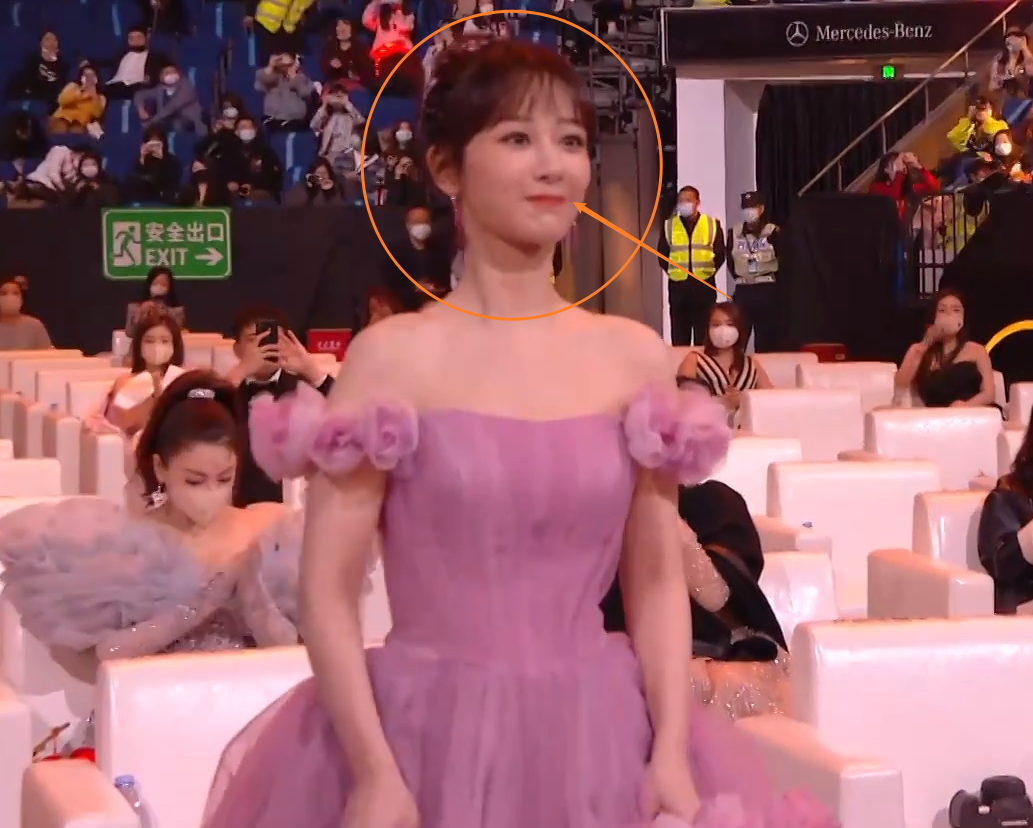 杨紫裙摆太大上台不方便，有谁注意肖战的举动