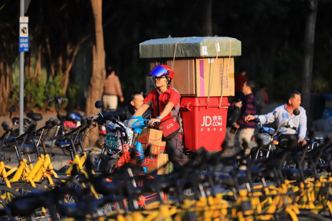 阿里物流AB面：A面指向顺丰，B面印着京东