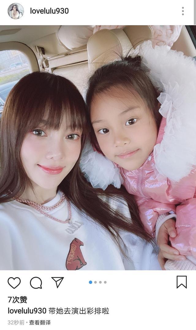 甜馨鋼琴獨奏《冰雪奇緣》，穿藍色紗裙氣質佳，笑容甜美颱風穩健