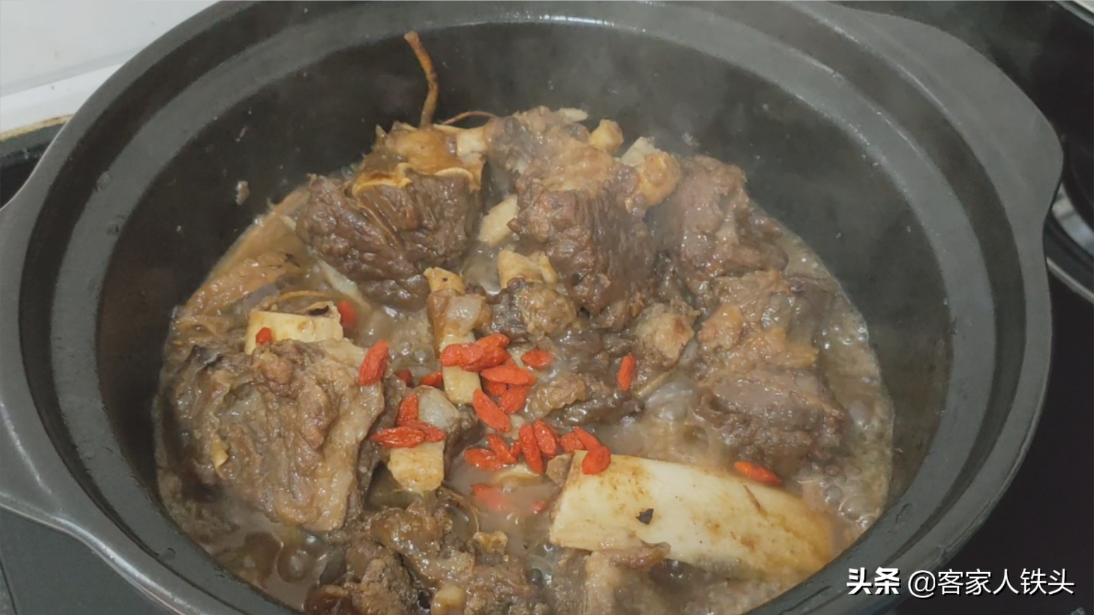 秋冬季牛排正确吃法，1根3斤多做一锅，脱骨入味还温补，好解馋