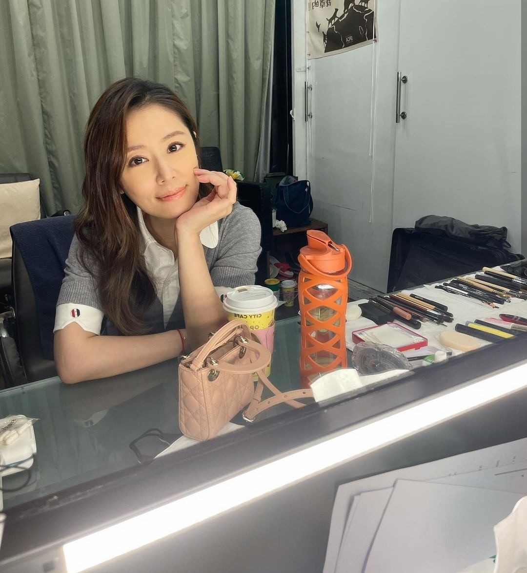 林心如近照曝光，45岁皮肤白嫩如少女，衣着休闲显年轻