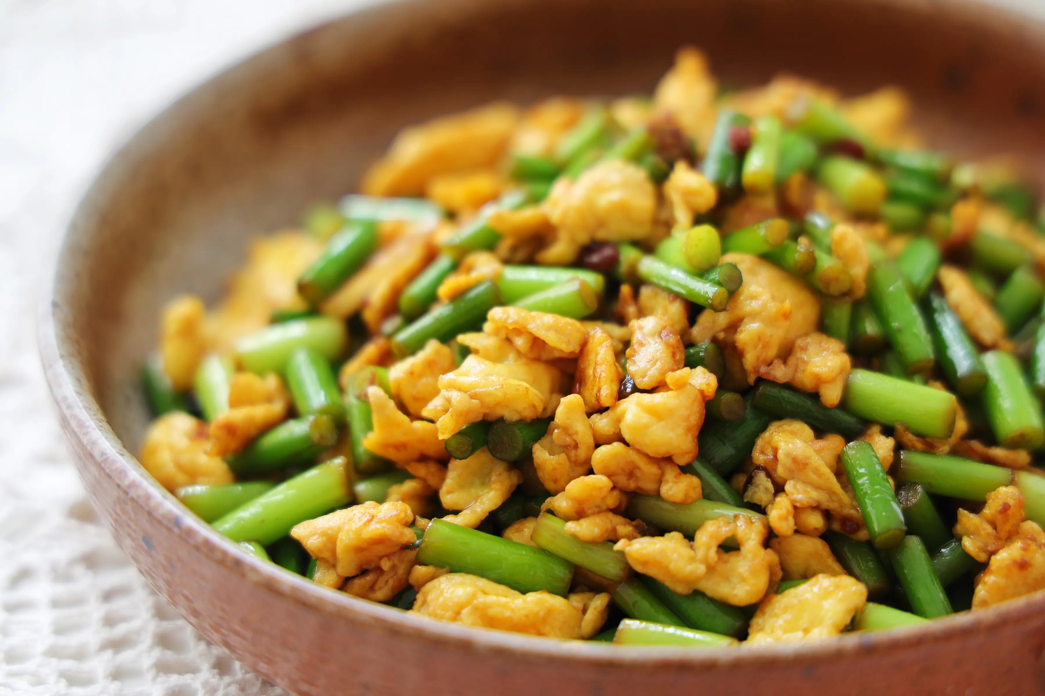 雞蛋和蒜薹的新吃法，醬香美味，鮮嫩好吃，特下飯！ 一定要試試