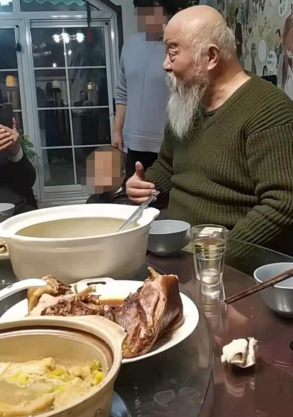 66岁李琦罕曝近况！不顾糖尿病大吃肘子肉，嗜酒如命家中堆满缸