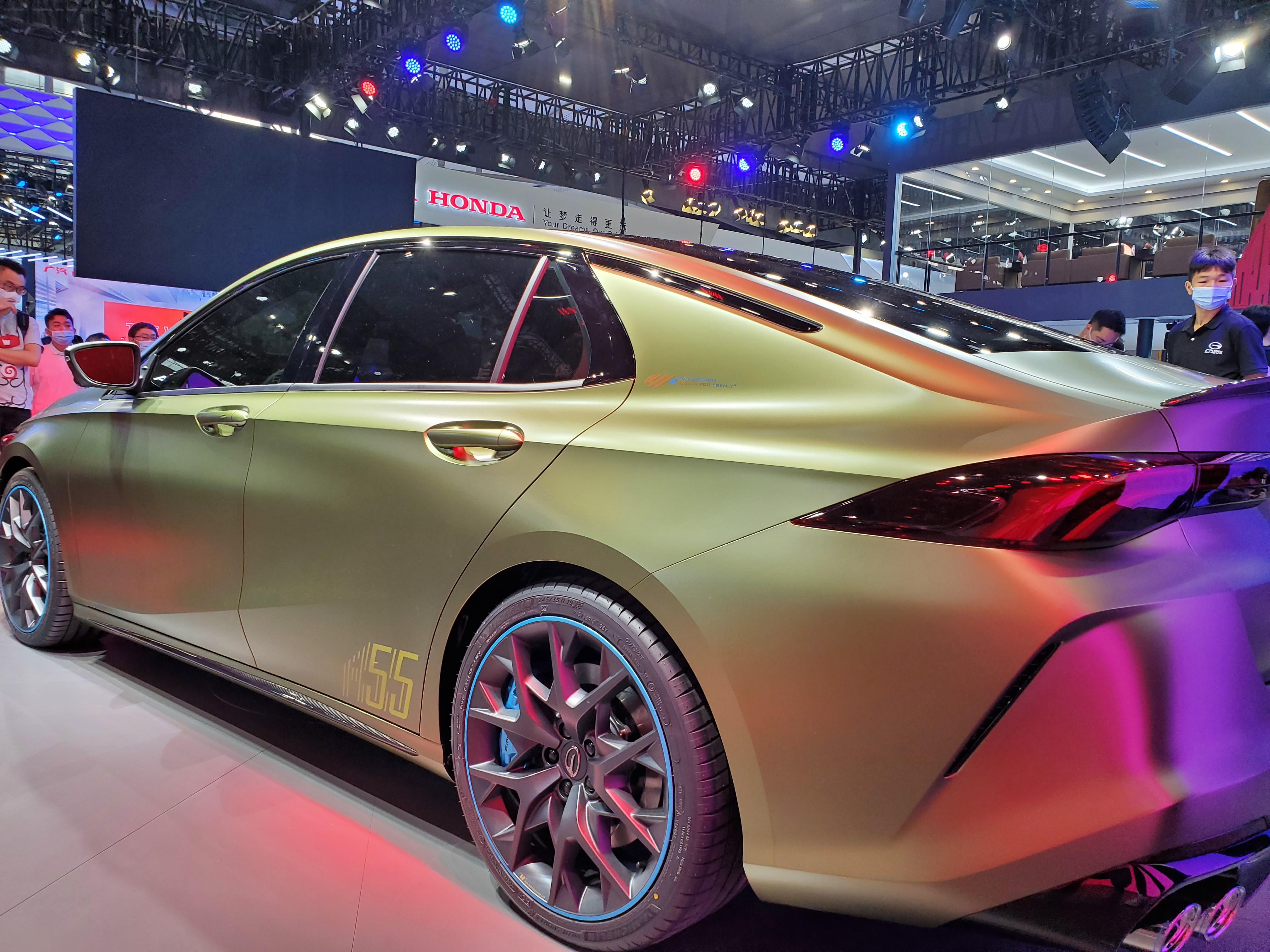 广州车展现场直击传祺全新四门轿跑亮相网友坐等上市