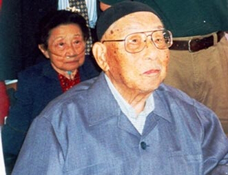 被囚半个世纪的张学良，为何临终前将亿万家财，悉数捐给美国？