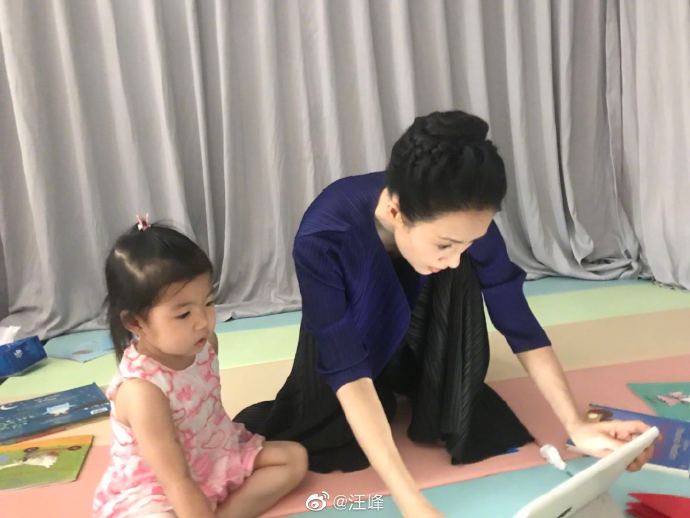 汪峰曬全家陪章子怡拍戲，在角落為醒醒搭遊戲房，母女扮醫生病人