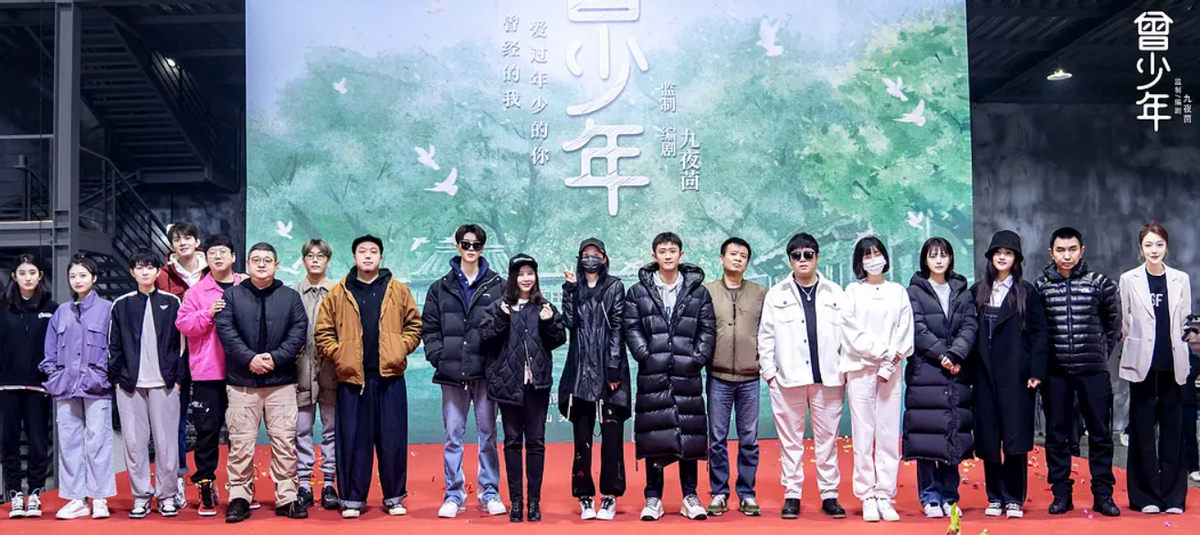 张一山片场互动亲密，勾关晓彤下巴笑开花？网友：不怕鹿晗吃醋