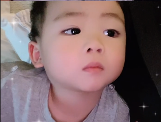 蔡少芬曬母子同框秀幸福，娘娘與兒子實力比萌，魚蛋似縮小版張晉