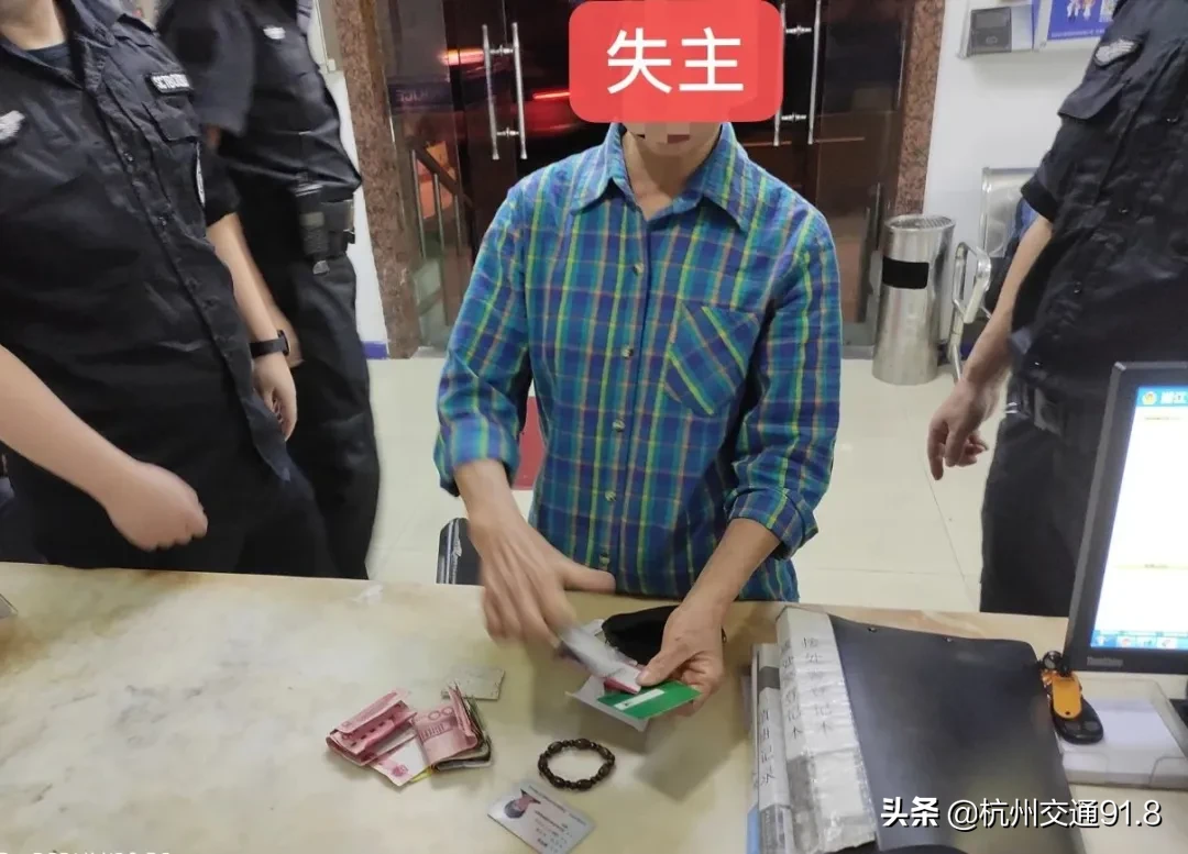 男子|一对夫妻在杭州城站火车站里做出这种事...令人气愤