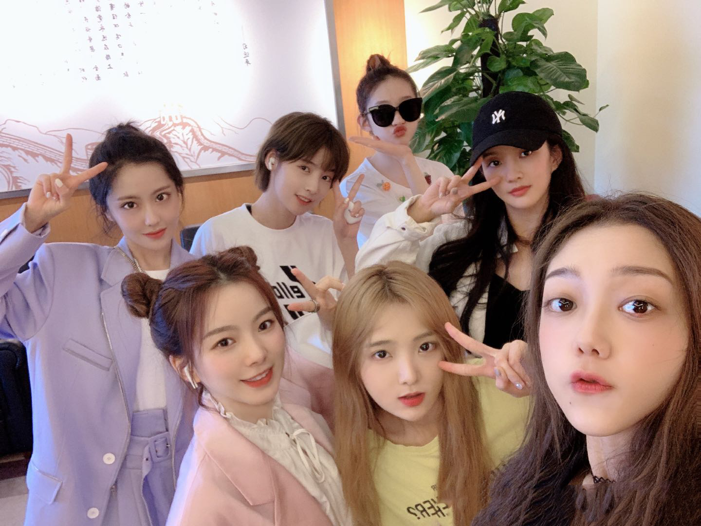 两大女团C位选手遇尴尬，粉丝数落后，淘汰选手