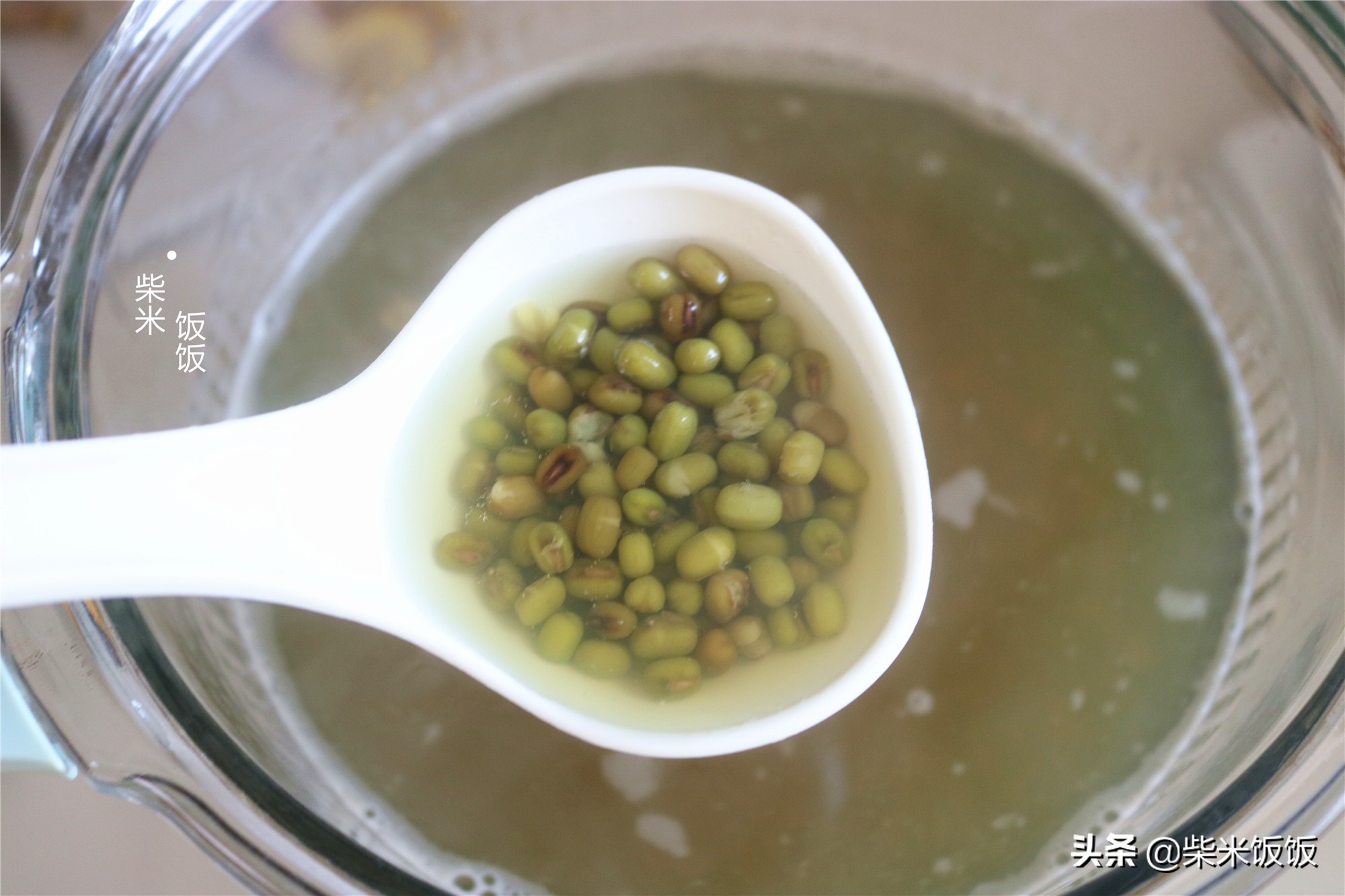 绿豆新吃法，一拌一团，大火一蒸就上桌，无油少糖健康好吃