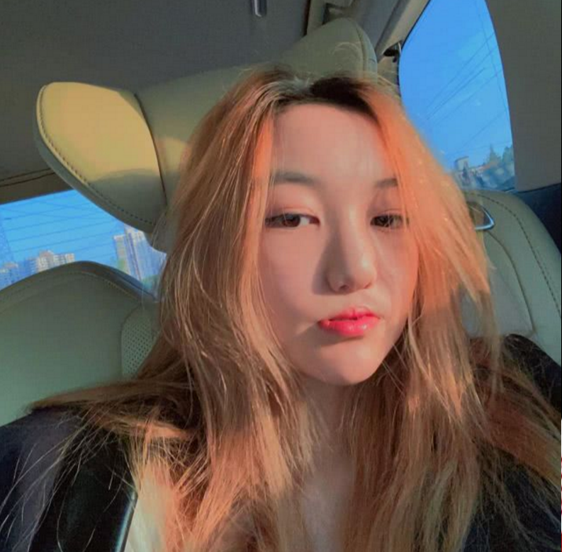 李亚鹏带女儿游玩，其女友却在大秀身材？脖子上的贴纸令人遐想