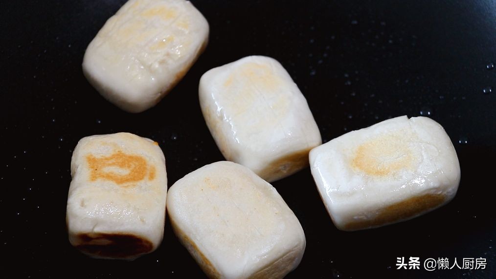 年糕不用買，撒點糯米粉，加點熱水自己做，咬一口，還會爆漿