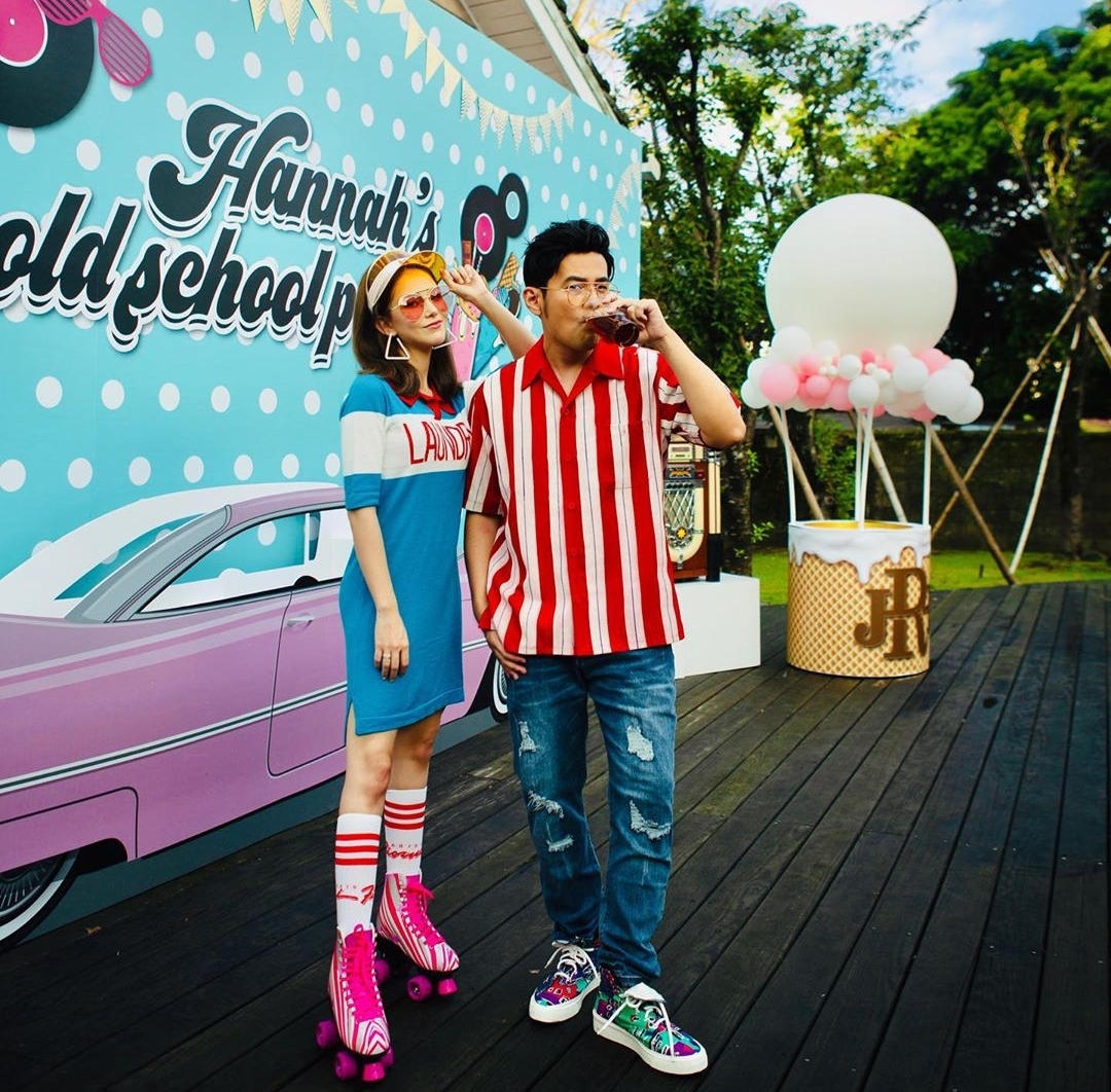 周杰伦和岳父一起过父亲节，同时向昆凌送吻，周董边亲边笑超害羞