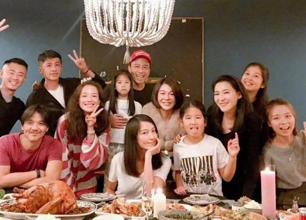 舒淇冯德伦难得秀恩爱，和朋友吃火锅喝茅台，