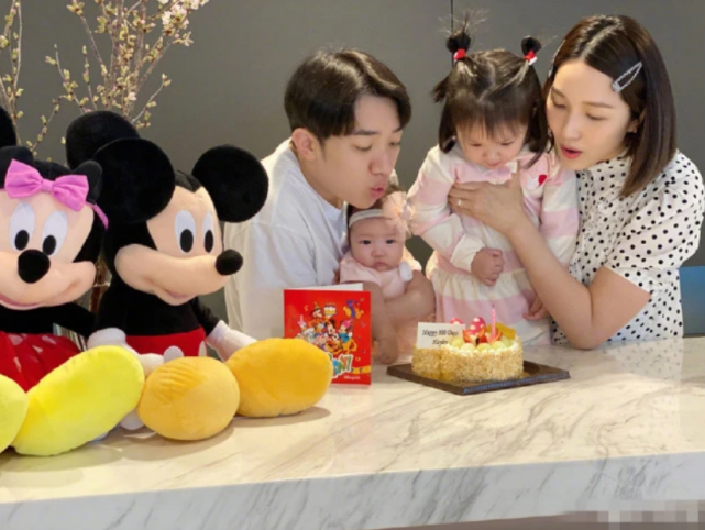 王祖藍帶女兒遊玩，下意識動作彰顯父愛，兩歲天韻肉嘟嘟愈發漂亮