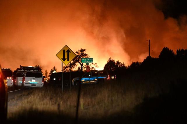美国科罗拉多州山火蔓延至陆军基地，军方出动“黑鹰”灭火