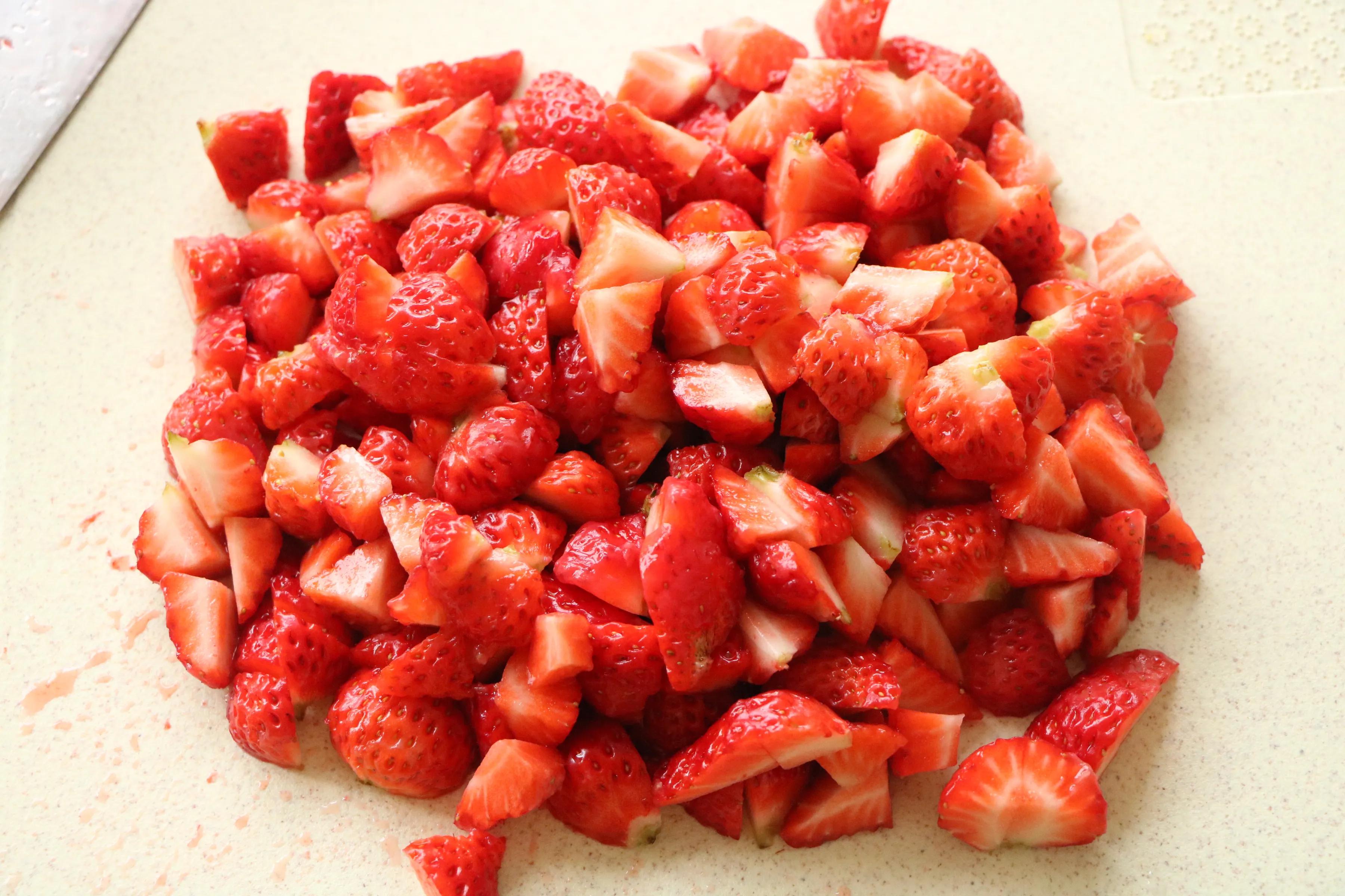 趁著草莓下季，趕緊買點回來做成醬，早餐抹在麵包上，太好吃了