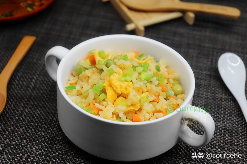 蛋炒飯時多加一步，米飯變金黃色，粒粒分明潤而不膩，出奇美味