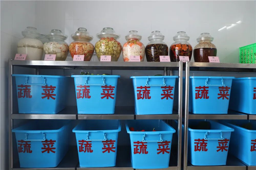 兵哥哥的炊事班里有多整齐？青菜辣椒就忍了，