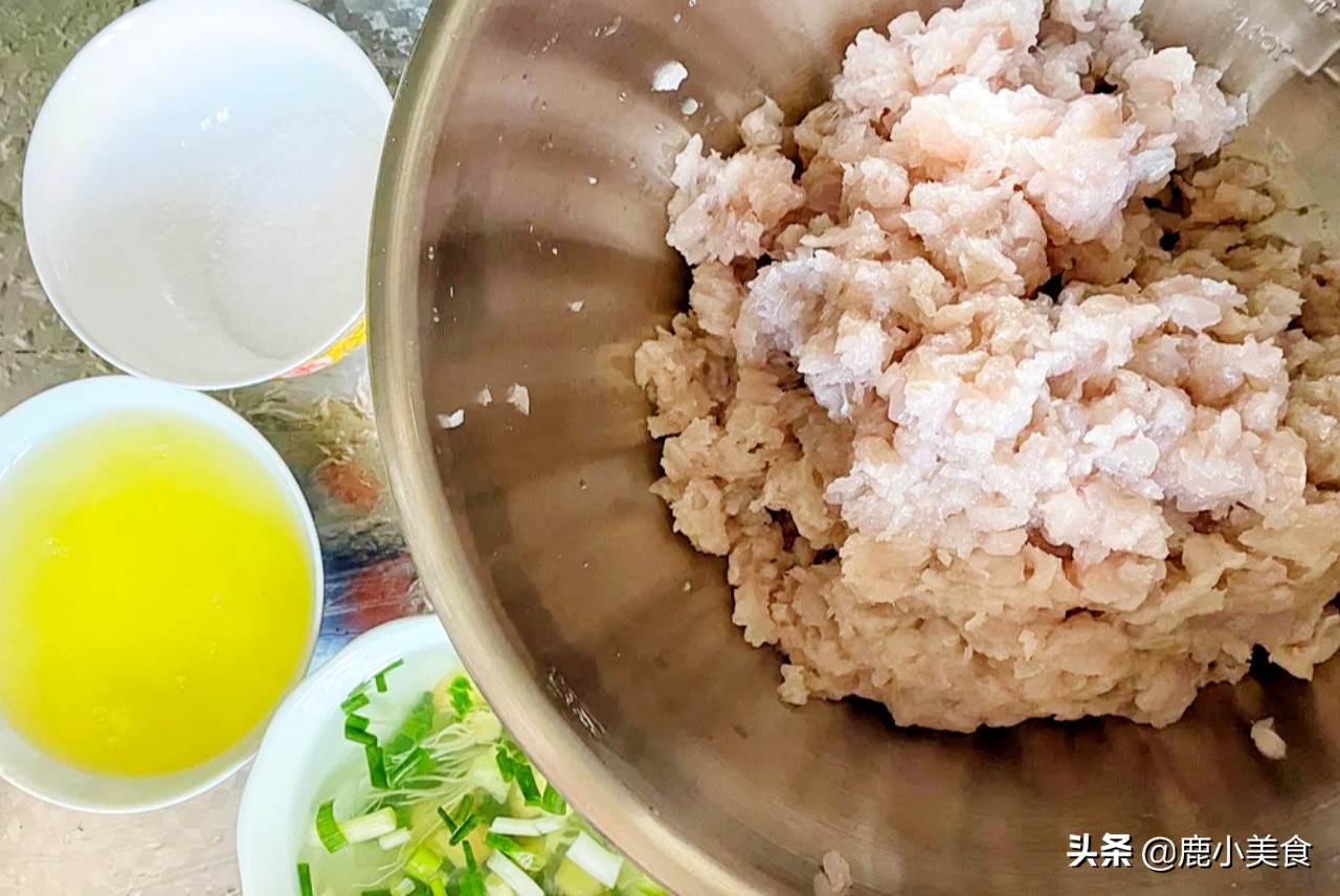鱼丸想弹嫩爽口，牢记“3个窍门”，富有弹性不松散，鱼味特别鲜