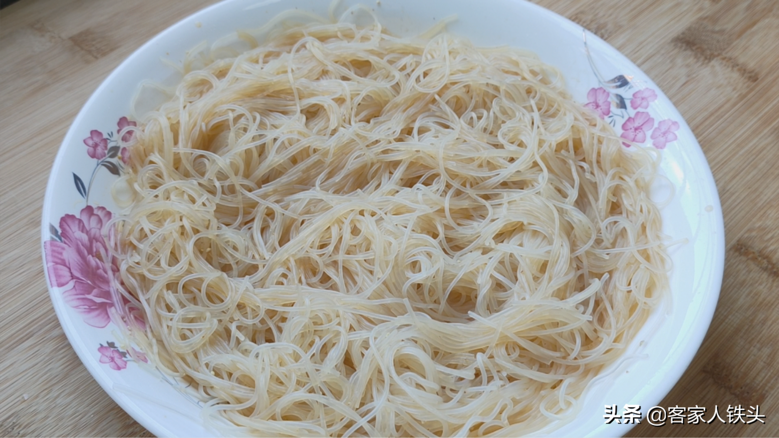 1块冬瓜2把粉丝卷一卷，以后待客就这样做，营养好吃简单又漂亮