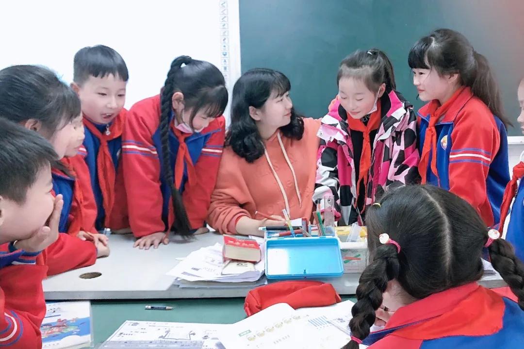 老师，您笑起来真好看——记双流区金桥小学“三八”妇女节活动