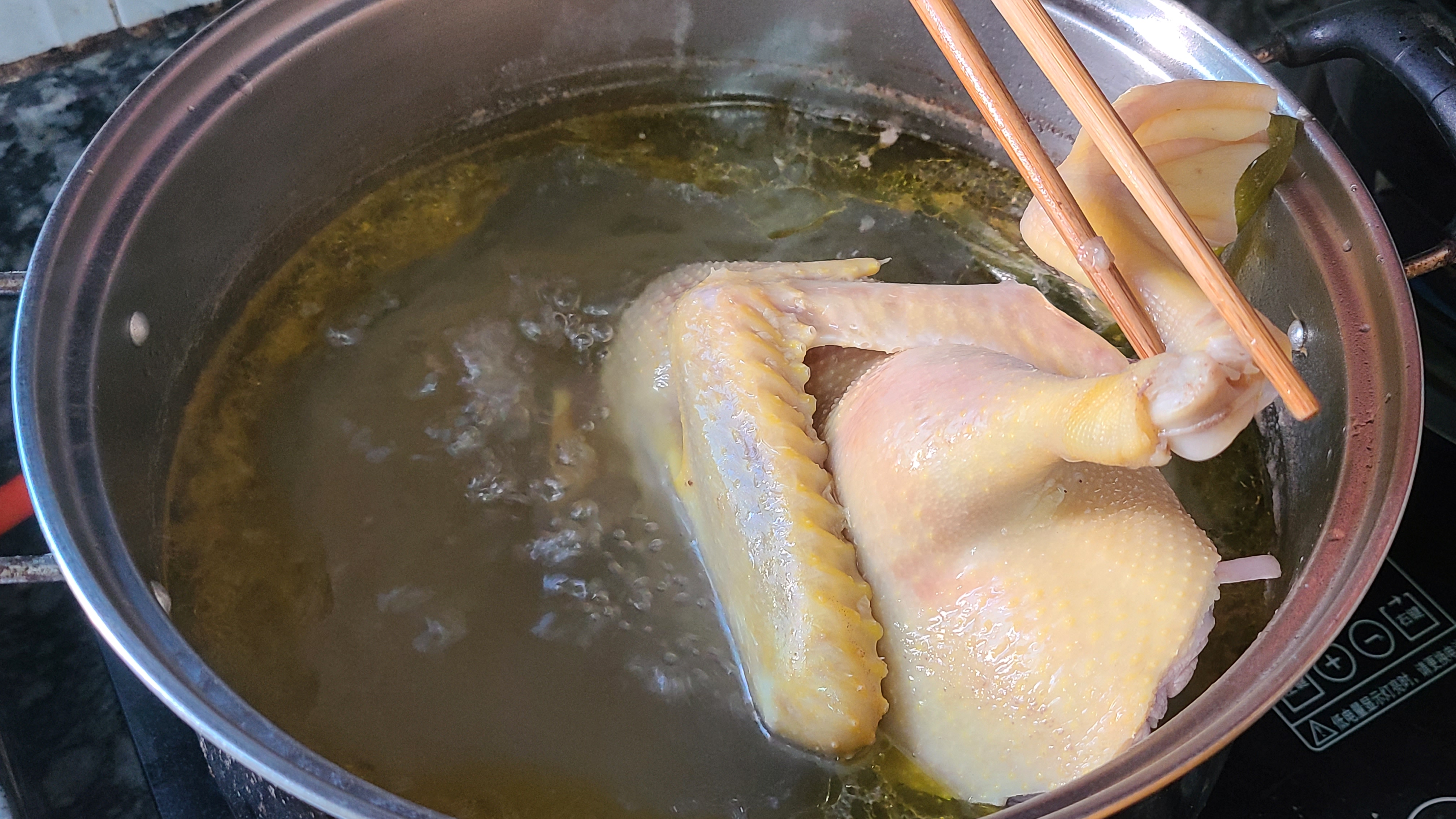 广东人很爱吃的沙姜白切鸭，香味浓味道棒，看着就好吃