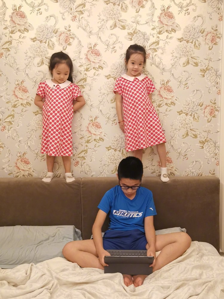 杨威双胞胎女儿太好辨认！各自遗传爸妈基因，姐妹俩还真不偏心啊