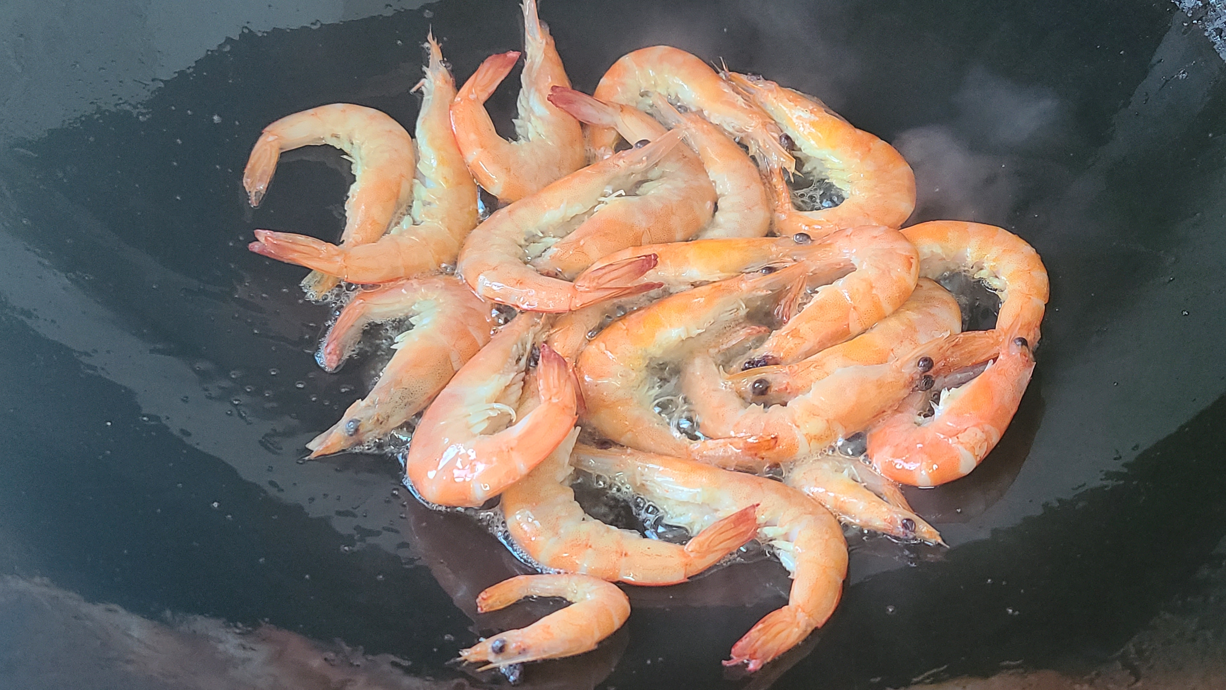 大蝦這樣做更好吃，加一點胡椒碎，又香又開胃，吃了還想吃