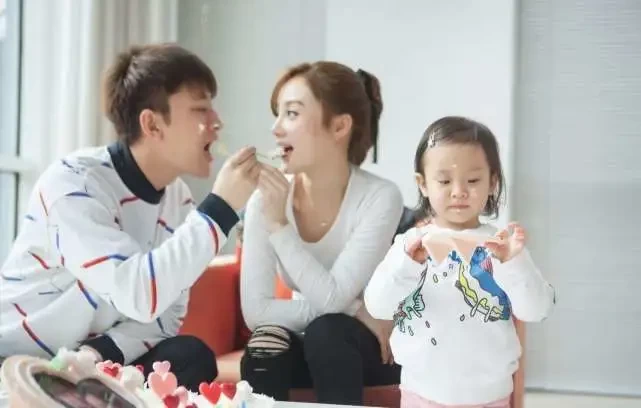 7岁甜馨相当独立，街头骑单车又美又飒，使劲抬