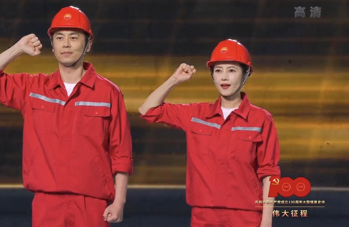 高圆圆与朱亚文同台演出，穿工装精气神十足，打扮朴素仍明艳动人