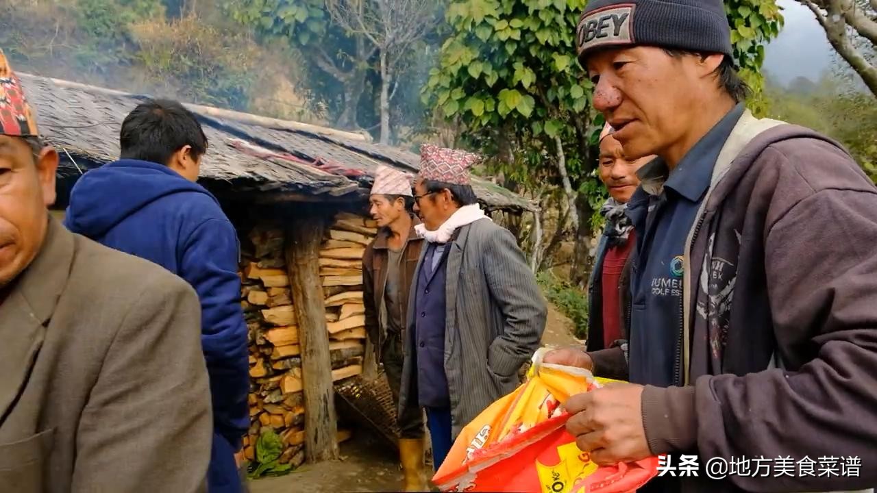 中国小伙在尼泊尔山区花96元砍了8斤猪肉，请当地贫困村民吃饭