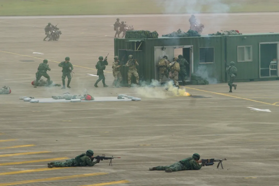 中国新型空降战车服役！在跨海峡作战中能发挥何种战术作用？