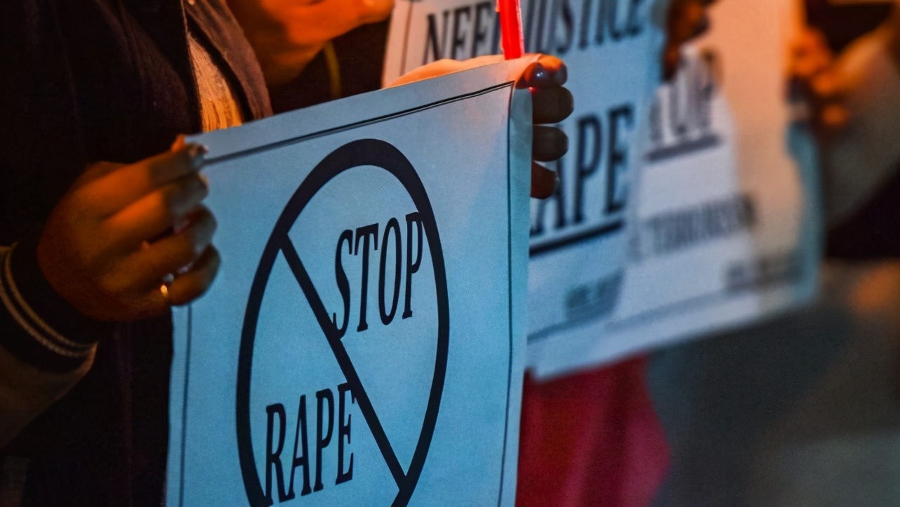 印度16岁女孩被邻居“注射春药”强奸8年，向堂哥求助又遭绑架性侵
