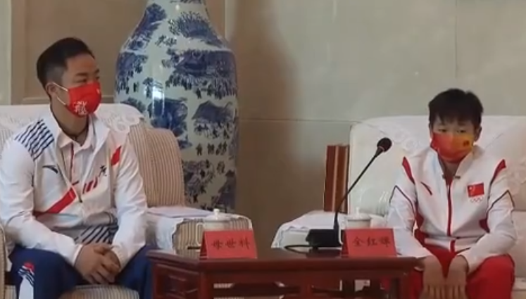 全红婵首度现身！领导接见时愣神，全场瞩目焦点，合影绝对C位