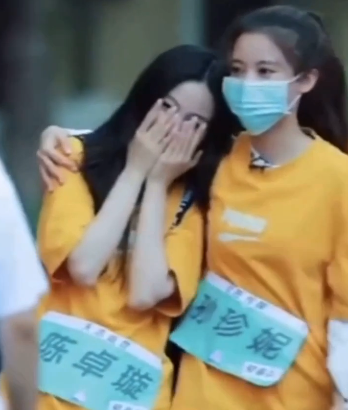 希林娜依·高发表感言，我却在意陈卓璇的举动，