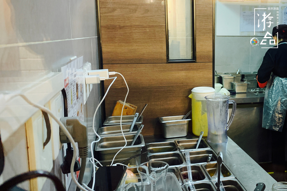 重庆49元麻辣烫测评：9荤8素，超乎想象，2个人都吃撑了