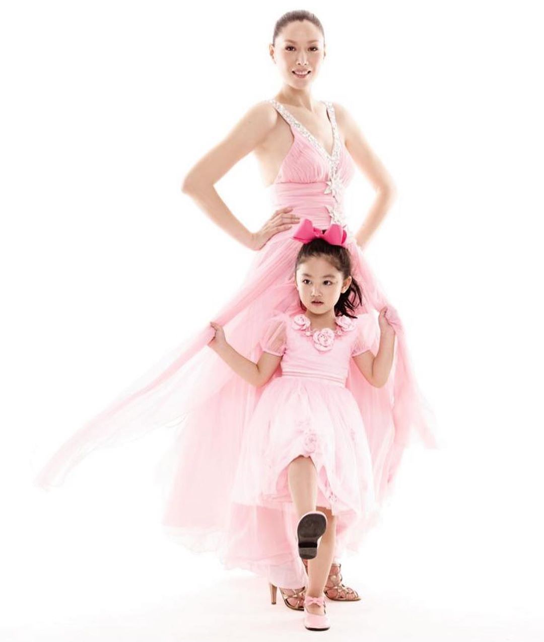 任达华女儿任晴佳晒童年与妈妈合照，被赞基因强大，从小美到大