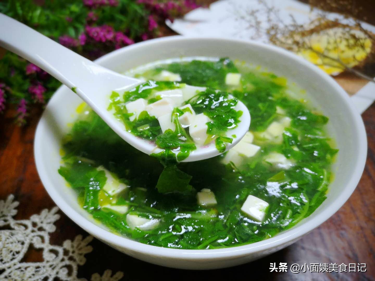 This soup is often cooked with tofu in autumn. It has a smooth taste and is light and nourishes the stomach. It is a bowl of nutrition and comfort in cold weather.