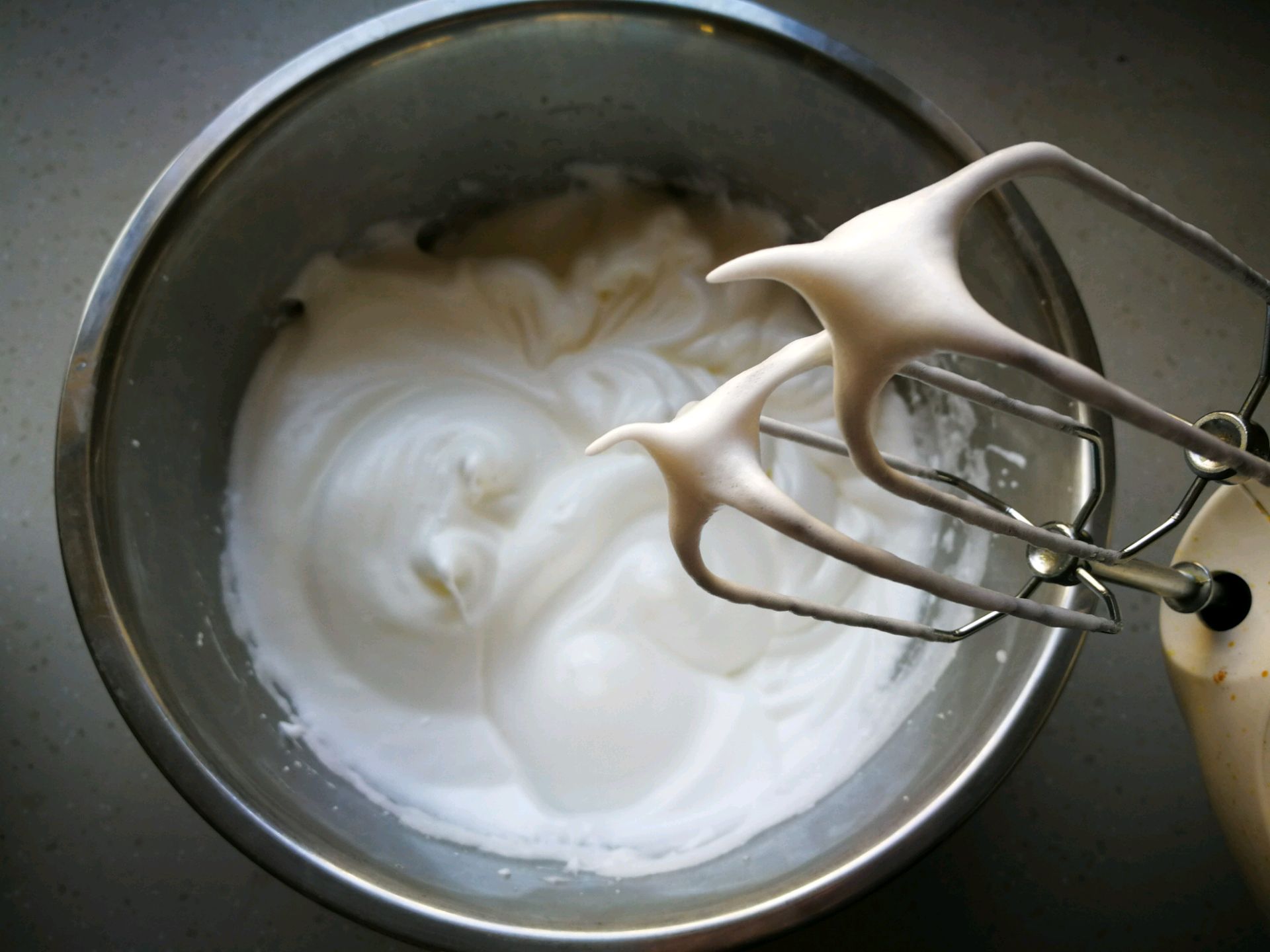 蛋糕卷不用出去买着吃了，在家就能做，口感绵密做法简单