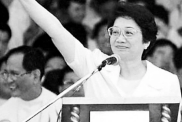 亚洲首位华裔女总统，坚称自己的根在中国，转头让美军撤出国内