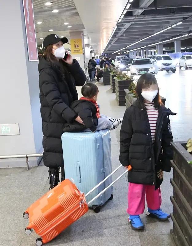 蔡少芬带三娃出行，1岁儿子见镜头露灿笑，俩女儿分担行李超懂事
