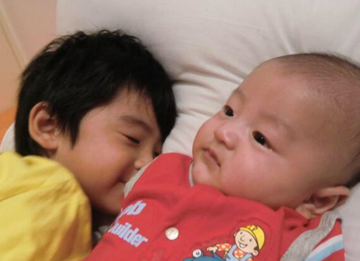 张柏芝三儿子曝光，高颜值超越两个哥哥，网友