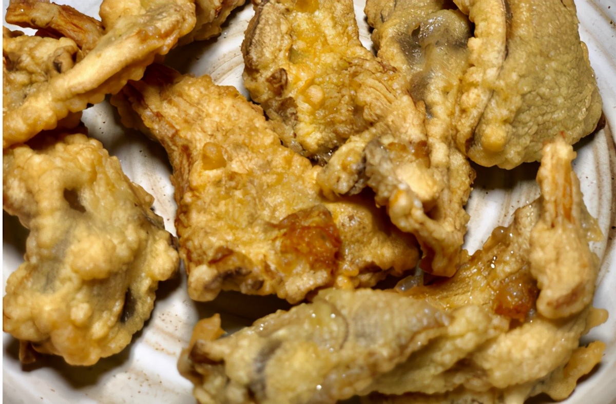 做乾炸蘑菇，最忌掛糊直接下鍋炸，學會正確做法，口感香酥脆