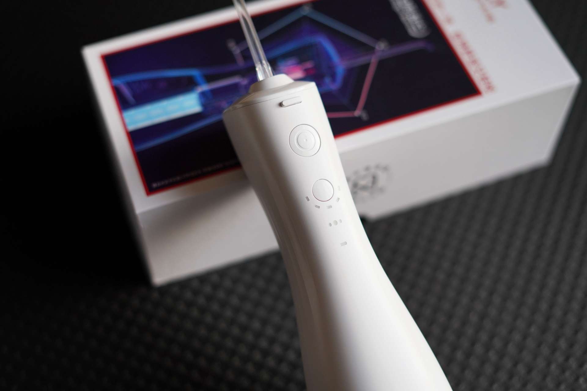 专业工具解决专业问题 60%牙齿清洁交给牙刷 40%清洁盲区还得冲牙器