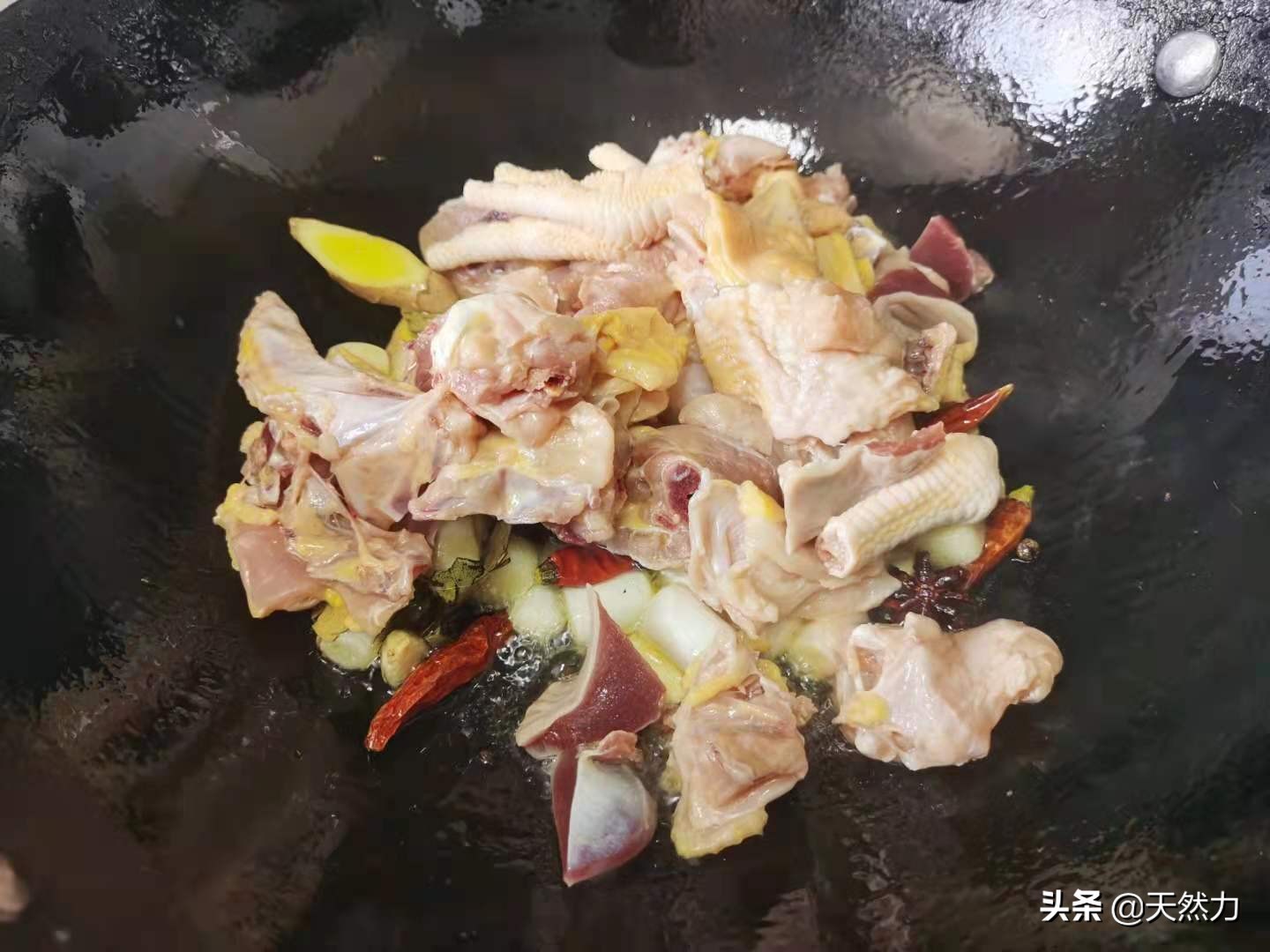 炒鸡简单又好吃的正确做法，不柴不腥，鸡肉滑嫩入味，超下饭