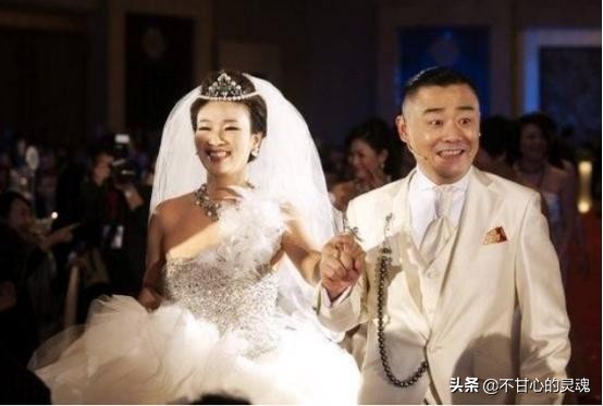 周立波嚎啕大哭要回国：累计死亡超14万，美国啥